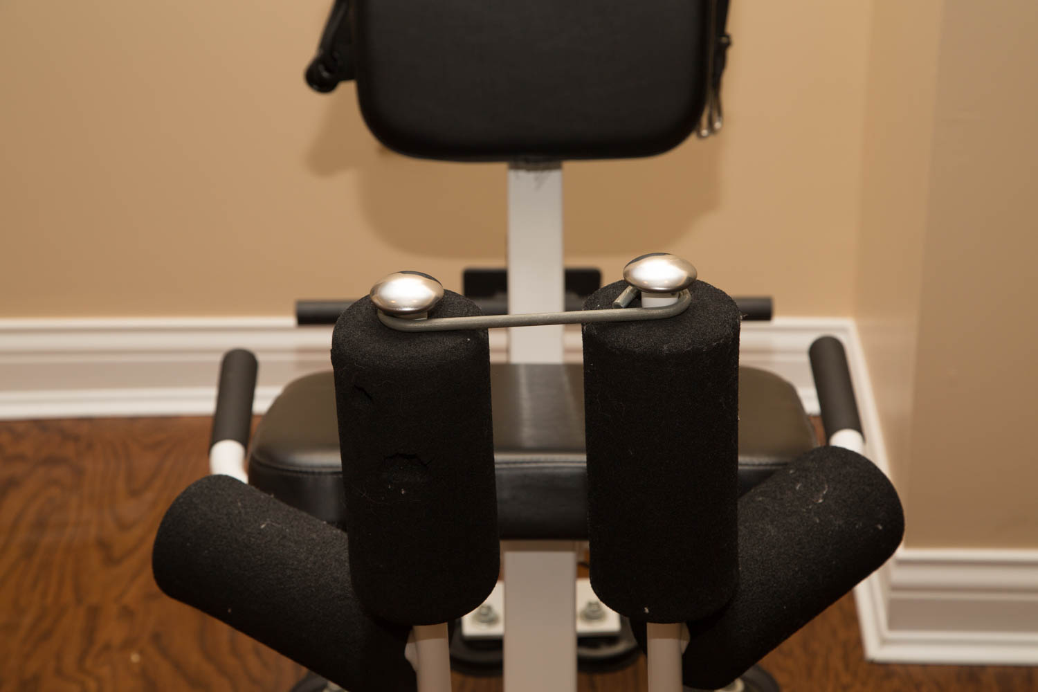 Parabody Serious Steel Thigh Machine EBTH